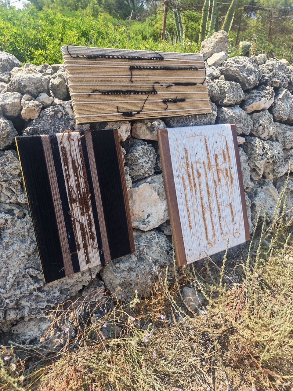 Ross.Wool · «Trame Parallele» — Allestimento su muretto a secco pugliese